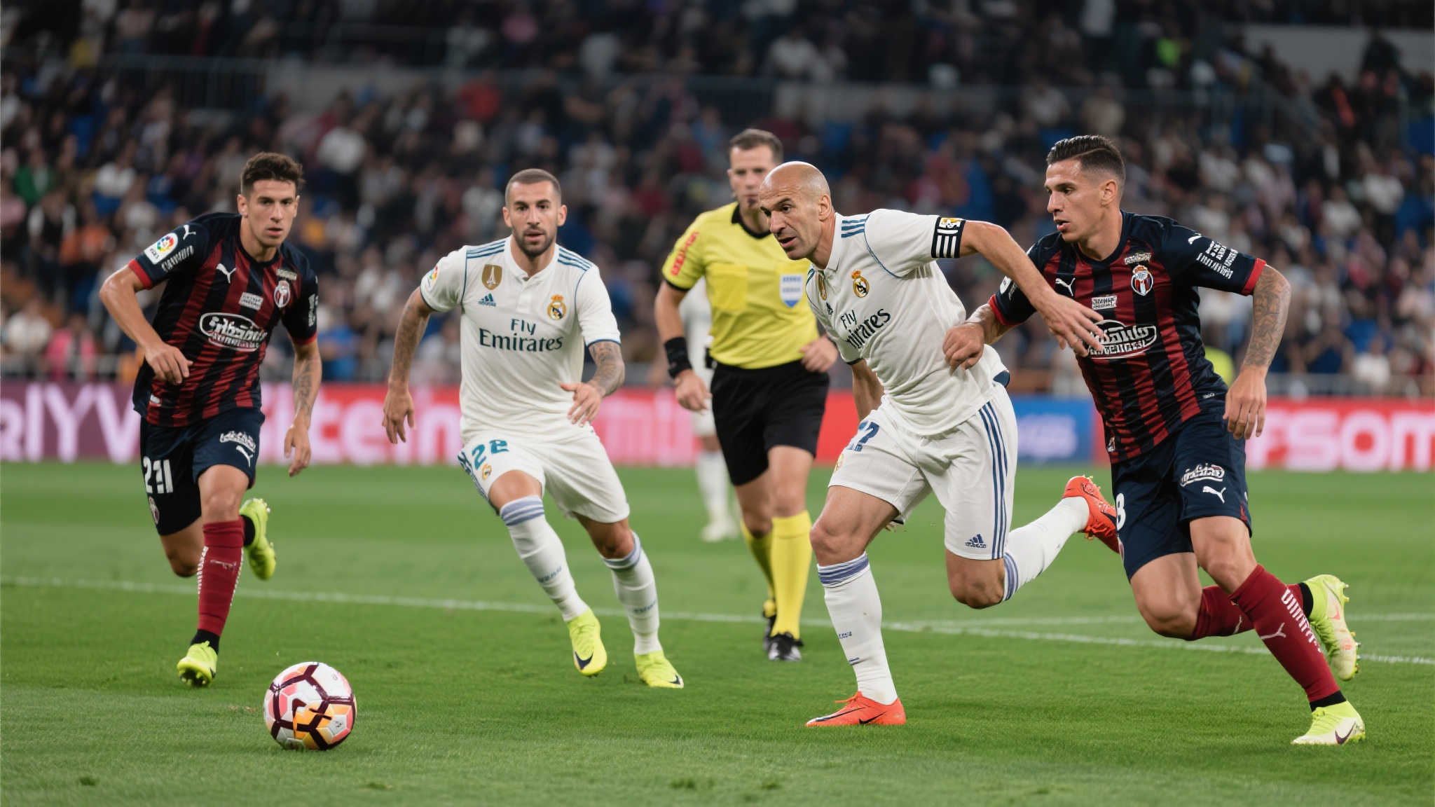 皇马世俱杯首秀巧用阵型切换,灵活压制帕丘卡 当进入下半时,为打破僵局并进一步施压,“齐达内式机